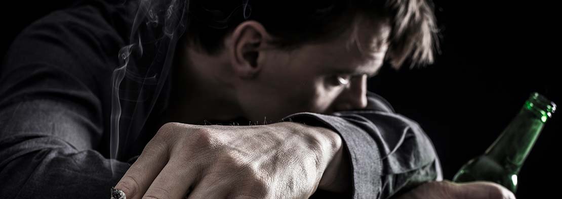 Мужчина с алкоголем и сигаретой в руках