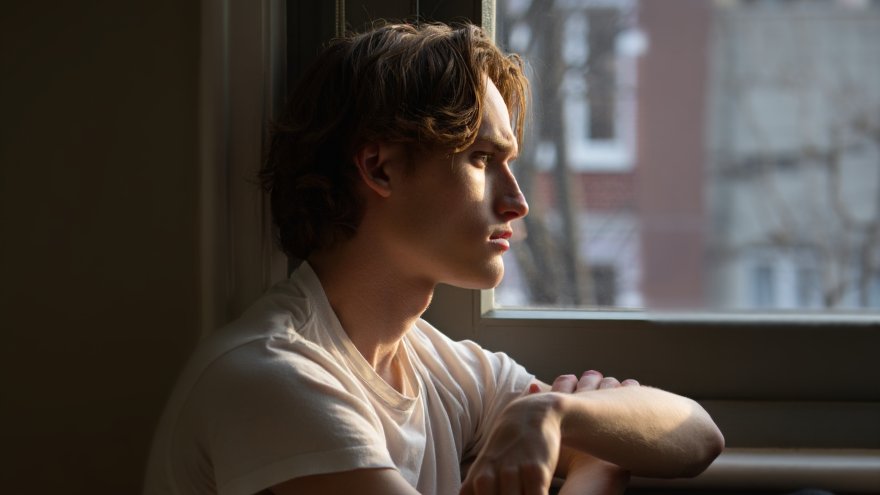 Парень смотрит в окно